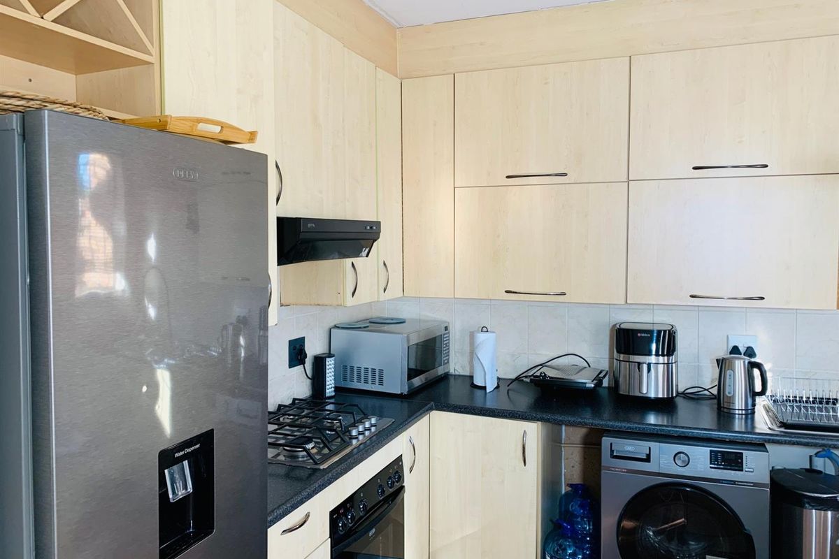 3 Bedroom, 2 Bathroom Townhouse For Sale in Clarina, Akasia - Photo 3