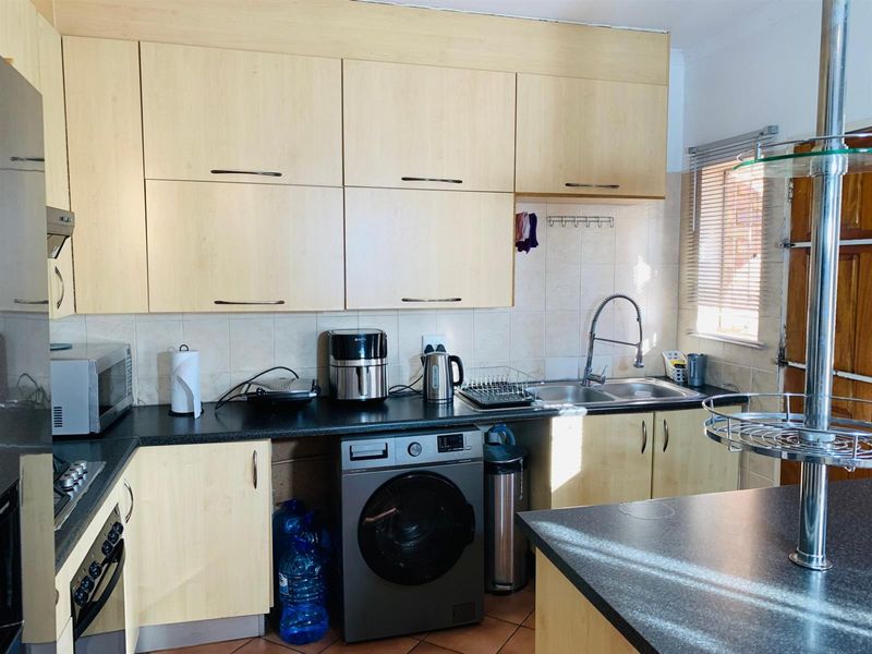 3 Bedroom, 2 Bathroom Townhouse For Sale in Clarina, Akasia - Photo 6