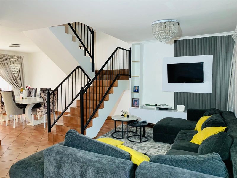 3 Bedroom, 2 Bathroom Townhouse For Sale in Clarina, Akasia - Photo 2