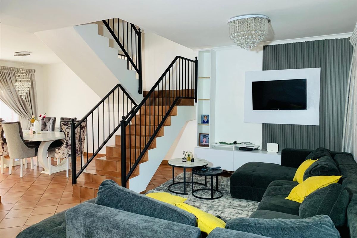 3 Bedroom, 2 Bathroom Townhouse For Sale in Clarina, Akasia - Photo 2