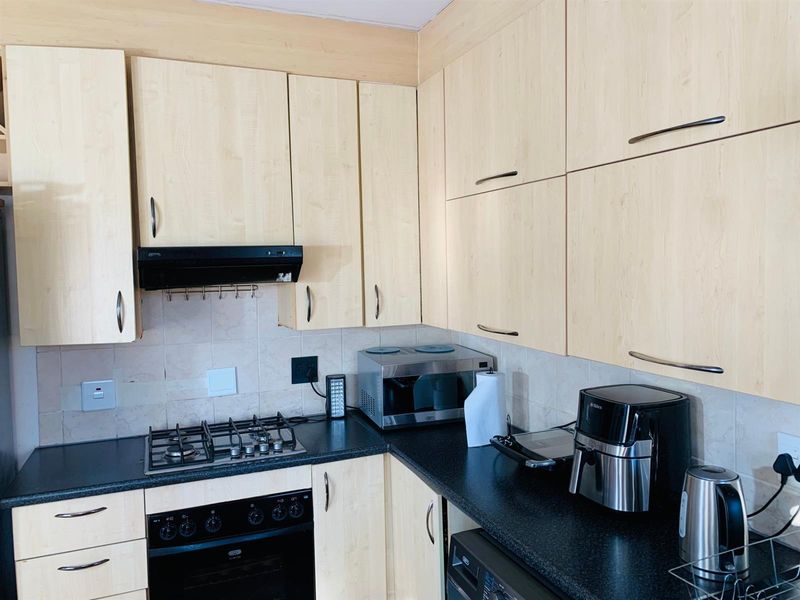 3 Bedroom, 2 Bathroom Townhouse For Sale in Clarina, Akasia - Photo 5