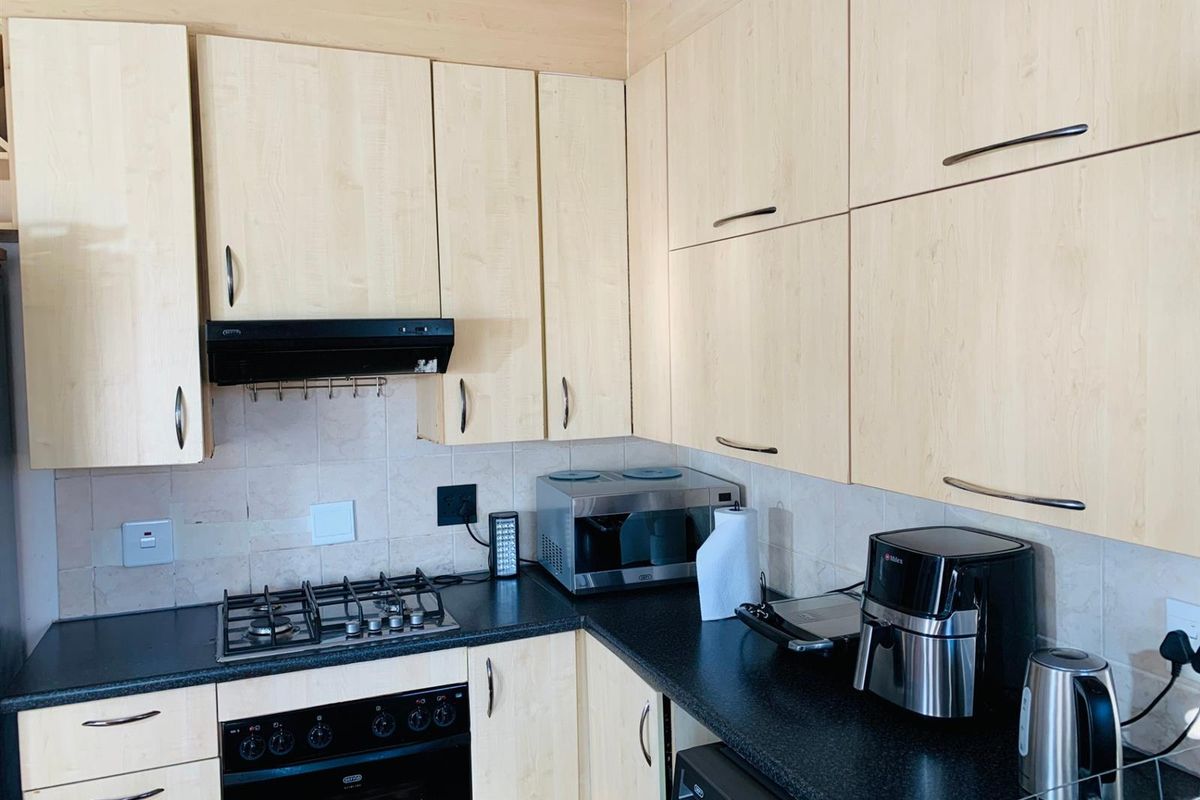 3 Bedroom, 2 Bathroom Townhouse For Sale in Clarina, Akasia - Photo 5