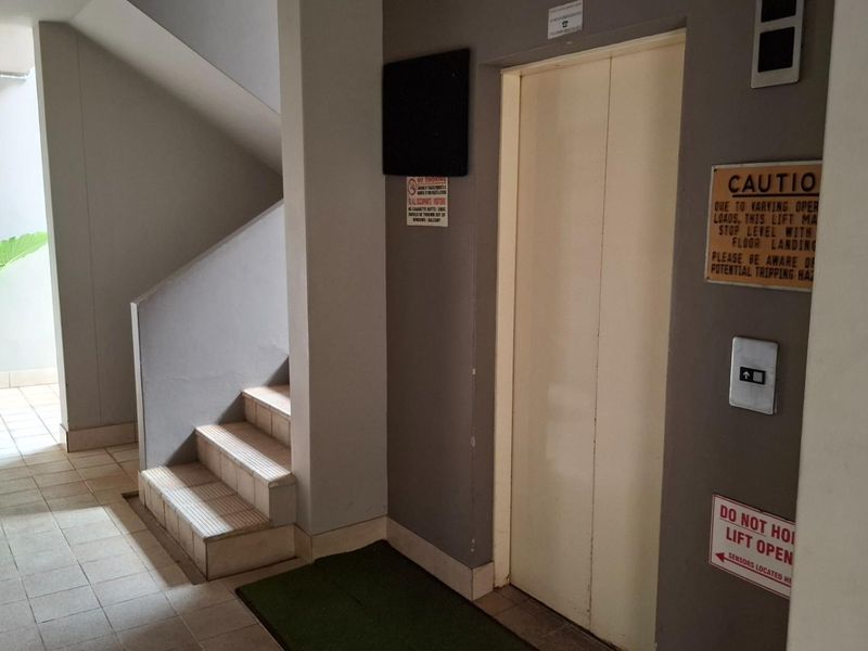 Top floor apartment To Rent in Durban North, KwaZulu Natal - Photo 2