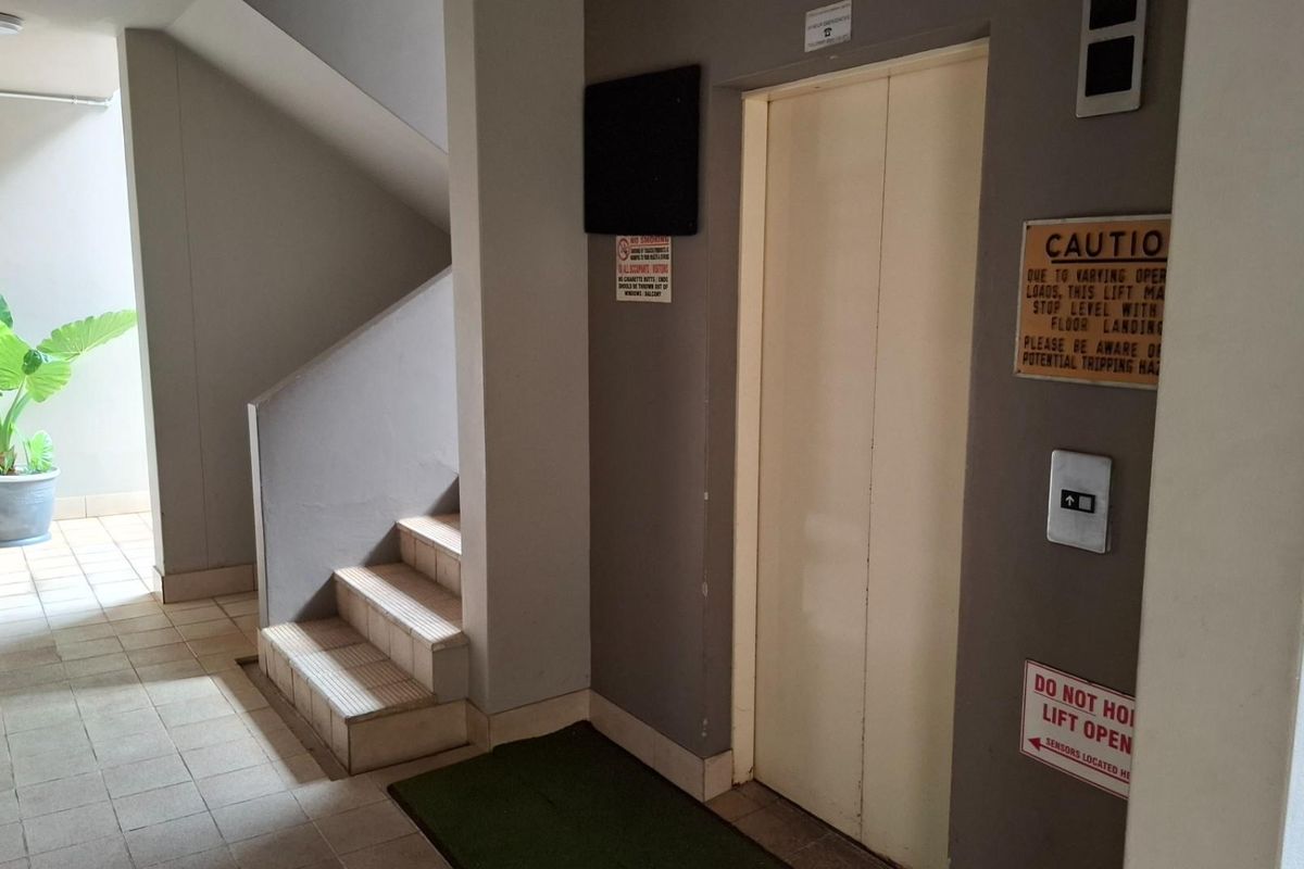 Top floor apartment To Rent in Durban North, KwaZulu Natal - Photo 2