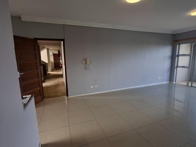 Top floor apartment To Rent in Durban North, KwaZulu Natal - Photo 3