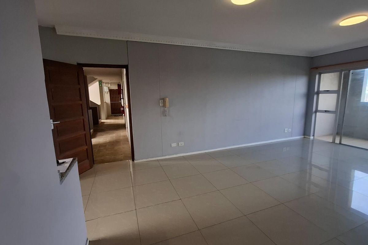 Top floor apartment To Rent in Durban North, KwaZulu Natal - Photo 3