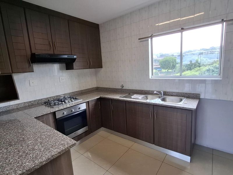 Top floor apartment To Rent in Durban North, KwaZulu Natal - Photo 5