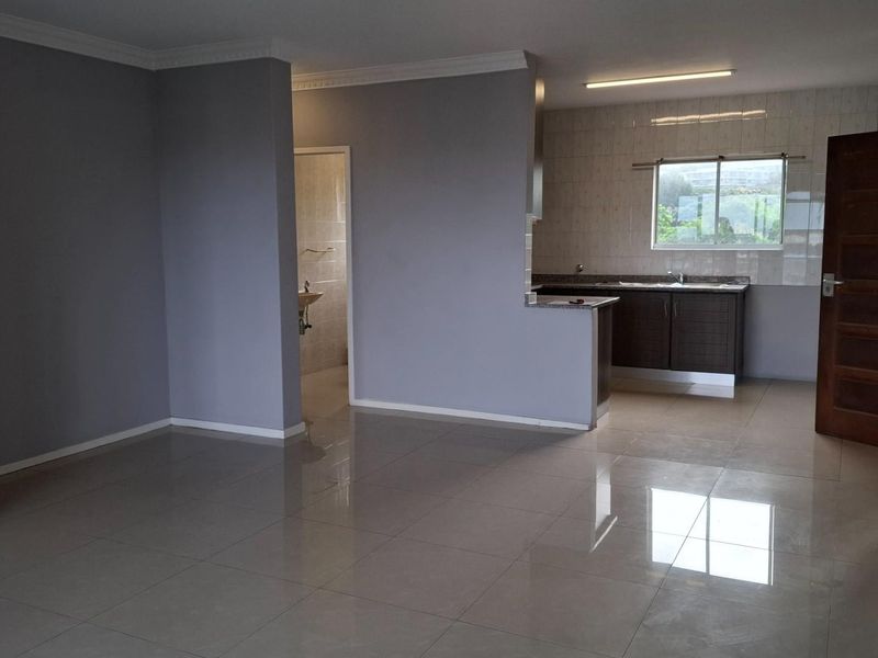 Top floor apartment To Rent in Durban North, KwaZulu Natal - Photo 4