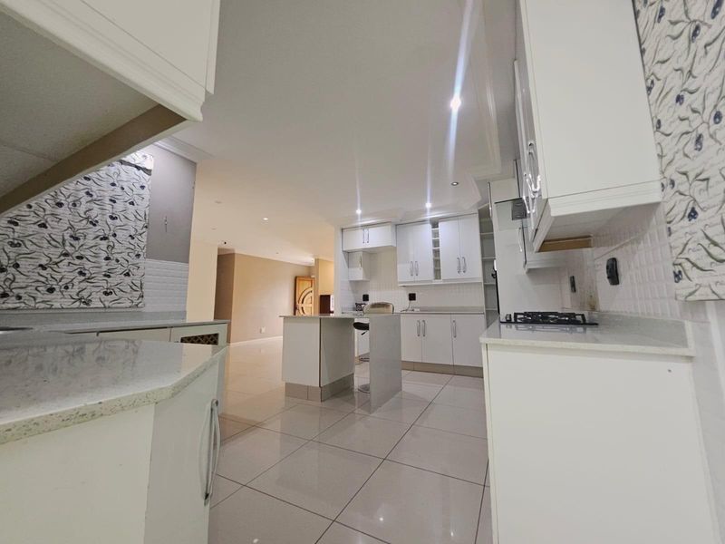 Spacious 4-Bedroom Family Home with Exceptional Features to Rent - Photo 4