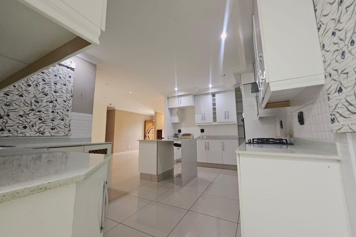 Spacious 4-Bedroom Family Home with Exceptional Features to Rent - Photo 4