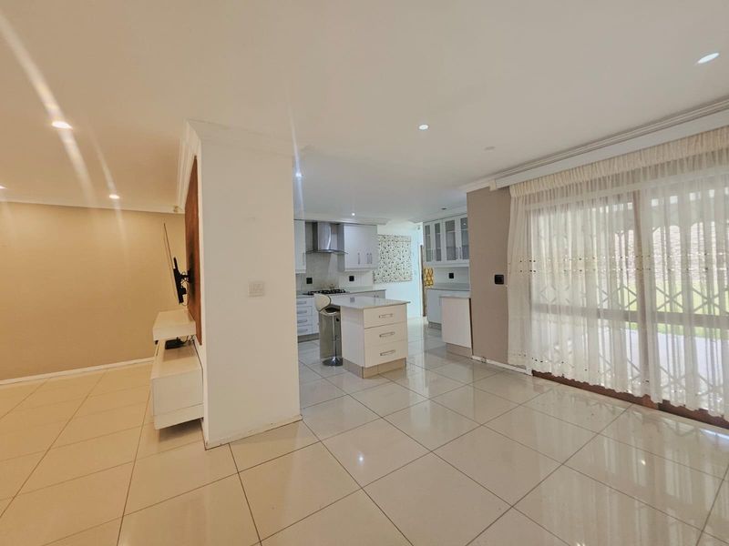 Spacious 4-Bedroom Family Home with Exceptional Features to Rent - Photo 3