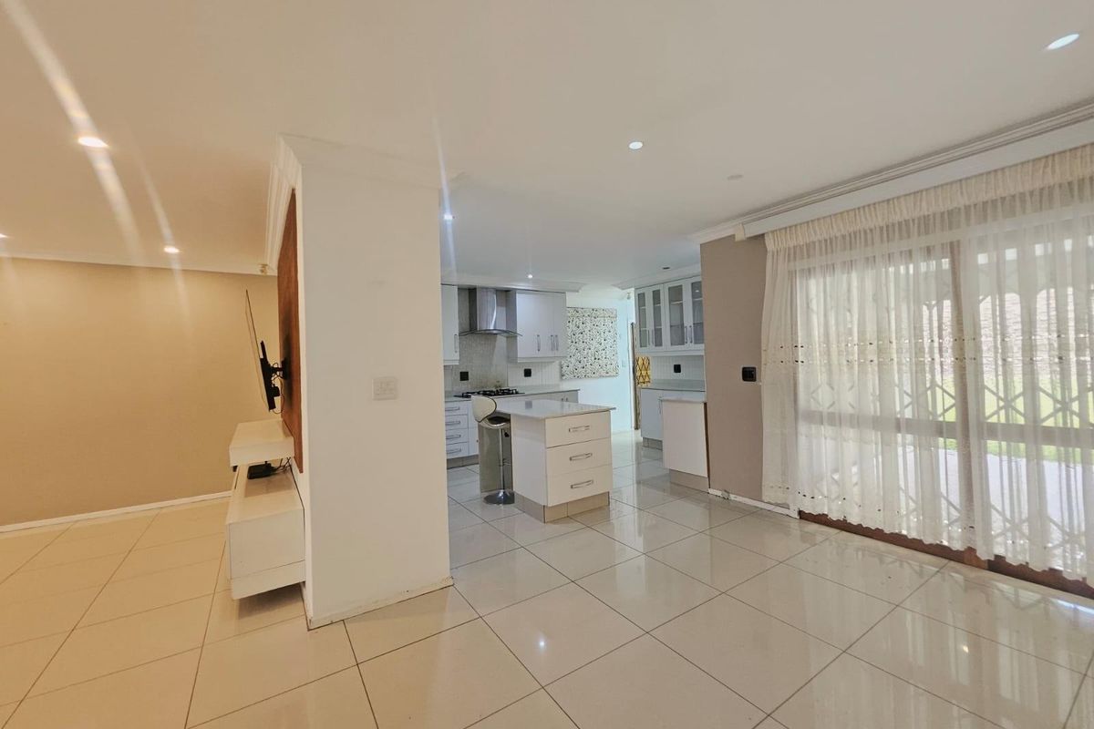 Spacious 4-Bedroom Family Home with Exceptional Features to Rent - Photo 3