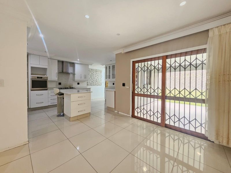 Spacious 4-Bedroom Family Home with Exceptional Features to Rent - Photo 2