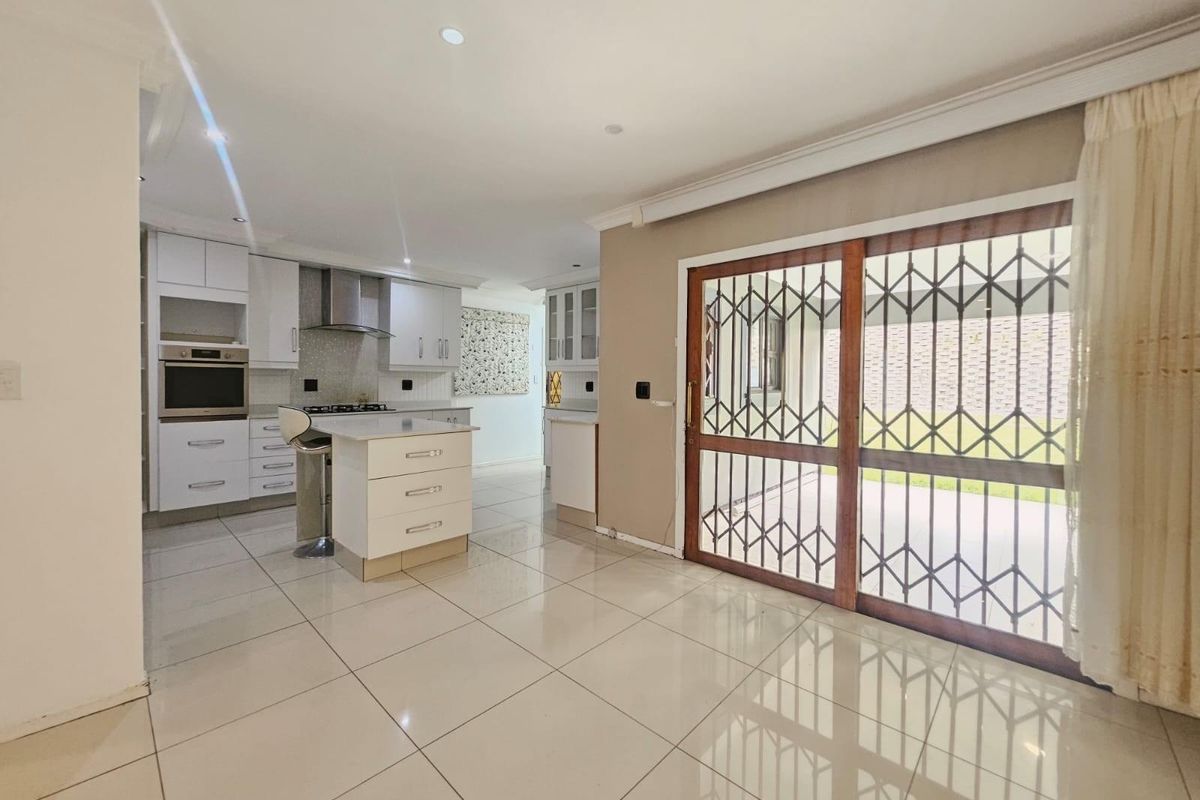 Spacious 4-Bedroom Family Home with Exceptional Features to Rent - Photo 2