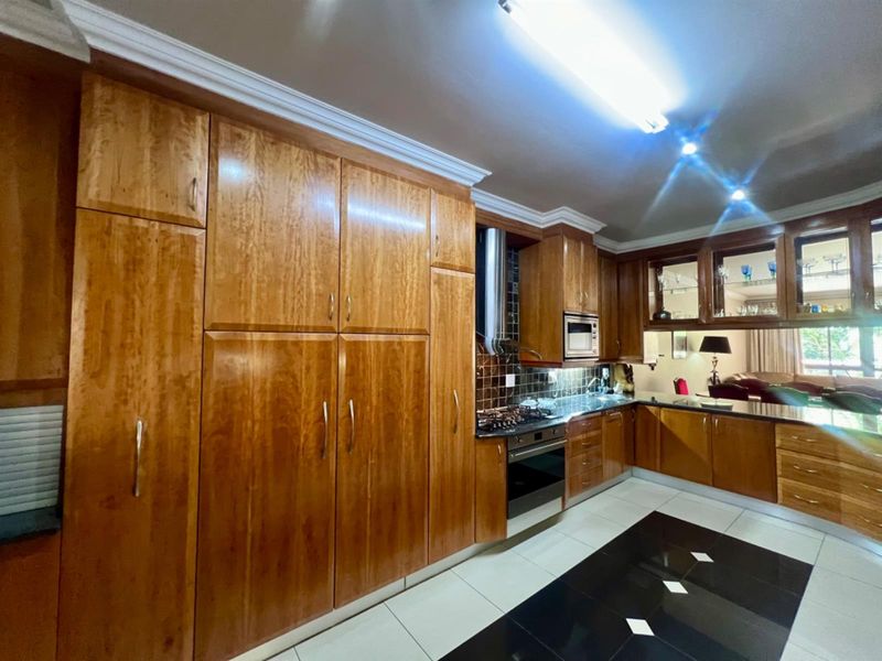 Elegant 3-Bedroom Apartment with Skyline Views, in Morningside. - Photo 10