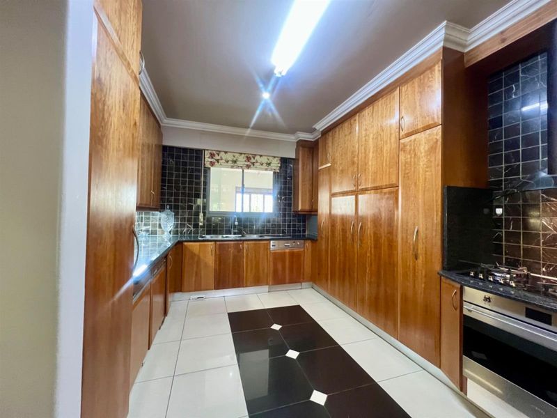 Elegant 3-Bedroom Apartment with Skyline Views, in Morningside. - Photo 9