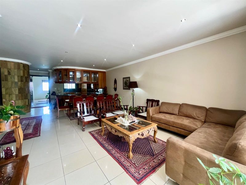 Elegant 3-Bedroom Apartment with Skyline Views, in Morningside. - Photo 2