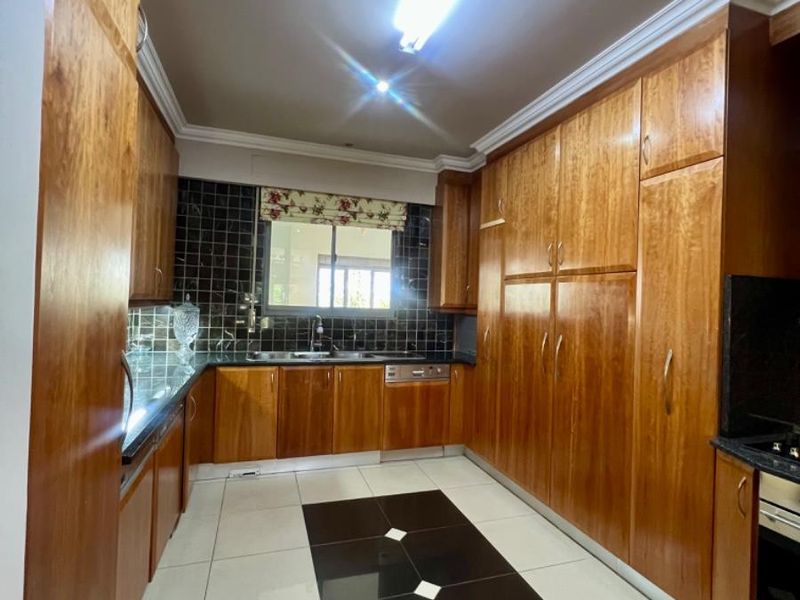 Elegant 3-Bedroom Apartment with Skyline Views, in Morningside. - Photo 8