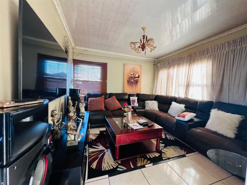 House For Sale in Taylorpark, Zamdela, Sasolburg - Photo 9