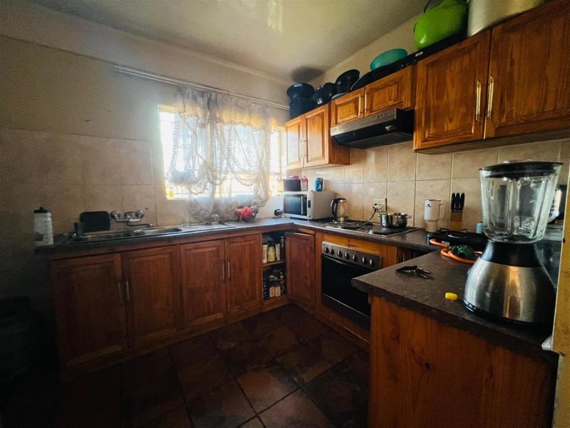 House For Sale in Taylorpark, Zamdela, Sasolburg - Photo 2