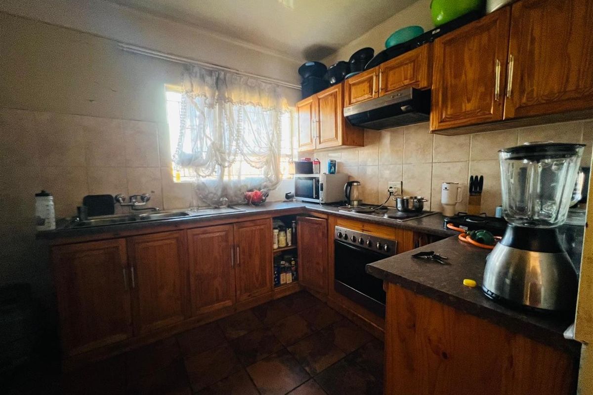 House For Sale in Taylorpark, Zamdela, Sasolburg - Photo 2