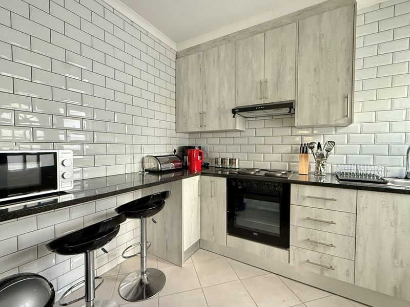 Fully Furnished Flatlet in Tijgerhof for min 12-month lease - Photo 3