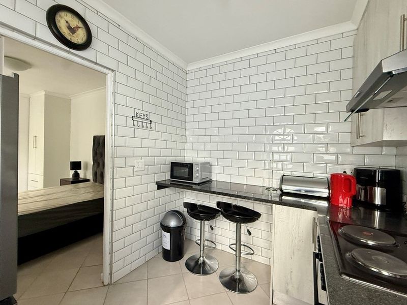 Fully Furnished Flatlet in Tijgerhof for min 12-month lease - Photo 2