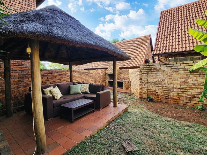 R1 490 000 - Beautiful property 3 bedroom 2 bathroom with 1 garage, entertainment area for sale - Photo 2