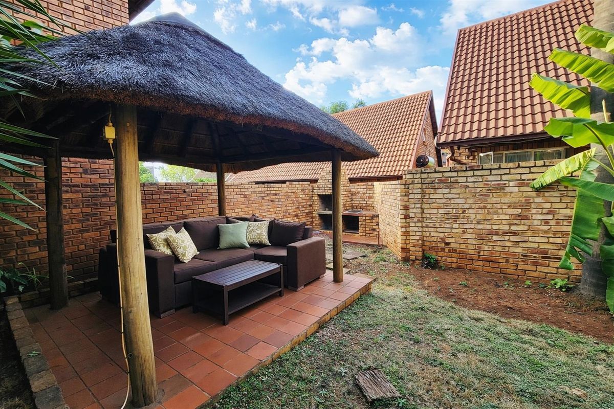 R1 490 000 - Beautiful property 3 bedroom 2 bathroom with 1 garage, entertainment area for sale - Photo 2