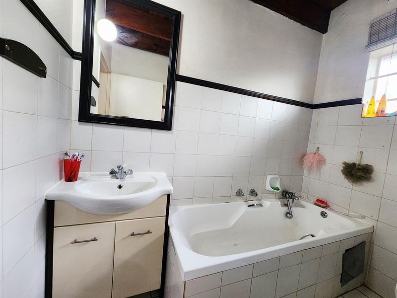 R1 490 000 - Beautiful property 3 bedroom 2 bathroom with 1 garage, entertainment area for sale - Photo 9