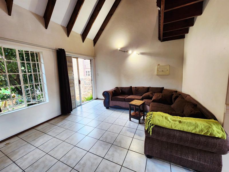 R1 490 000 - Beautiful property 3 bedroom 2 bathroom with 1 garage, entertainment area for sale - Photo 4
