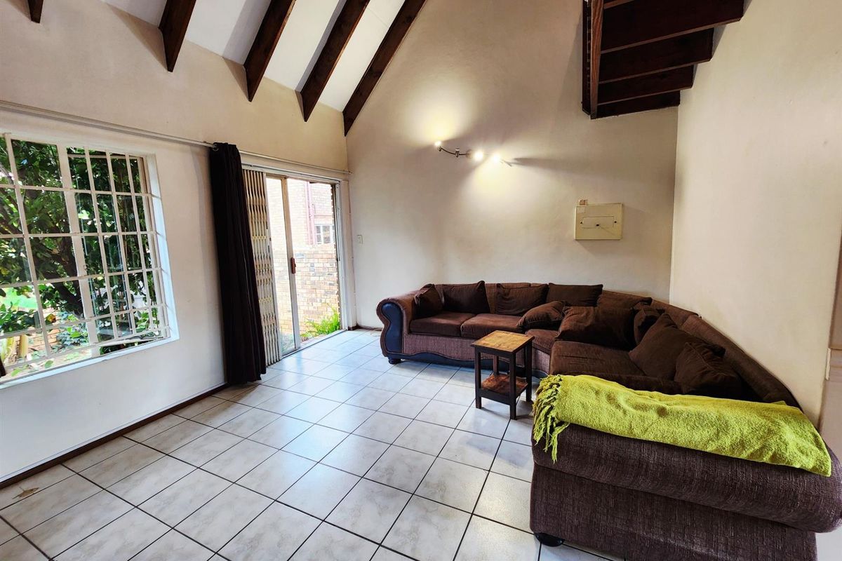 R1 490 000 - Beautiful property 3 bedroom 2 bathroom with 1 garage, entertainment area for sale - Photo 4