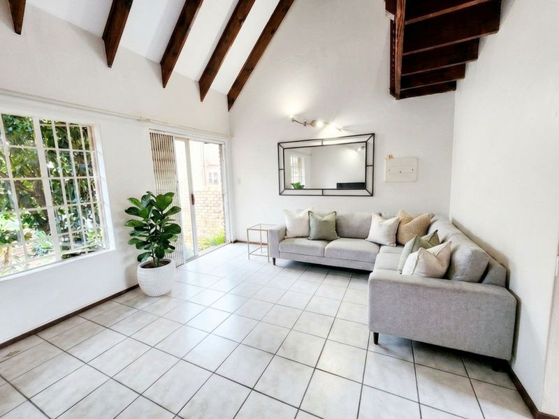 R1 490 000 - Beautiful property 3 bedroom 2 bathroom with 1 garage, entertainment area for sale - Photo 2
