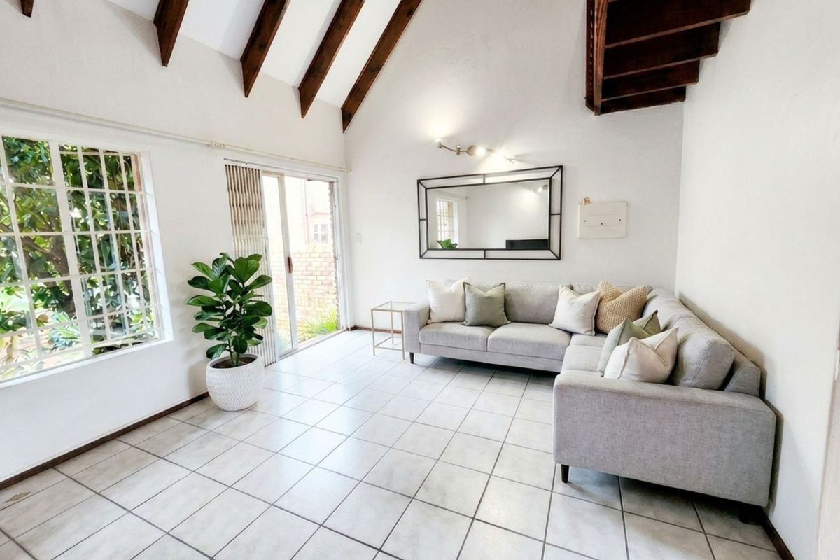 R1 490 000 - Beautiful property 3 bedroom 2 bathroom with 1 garage, entertainment area for sale - Photo 2