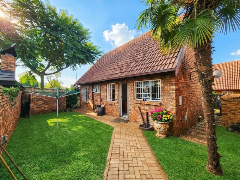 R1 490 000 - Beautiful property 3 bedroom 2 bathroom with 1 garage, entertainment area for sale - Photo 1