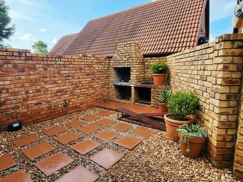 R1 490 000 - Beautiful property 3 bedroom 2 bathroom with 1 garage, entertainment area for sale - Photo 8