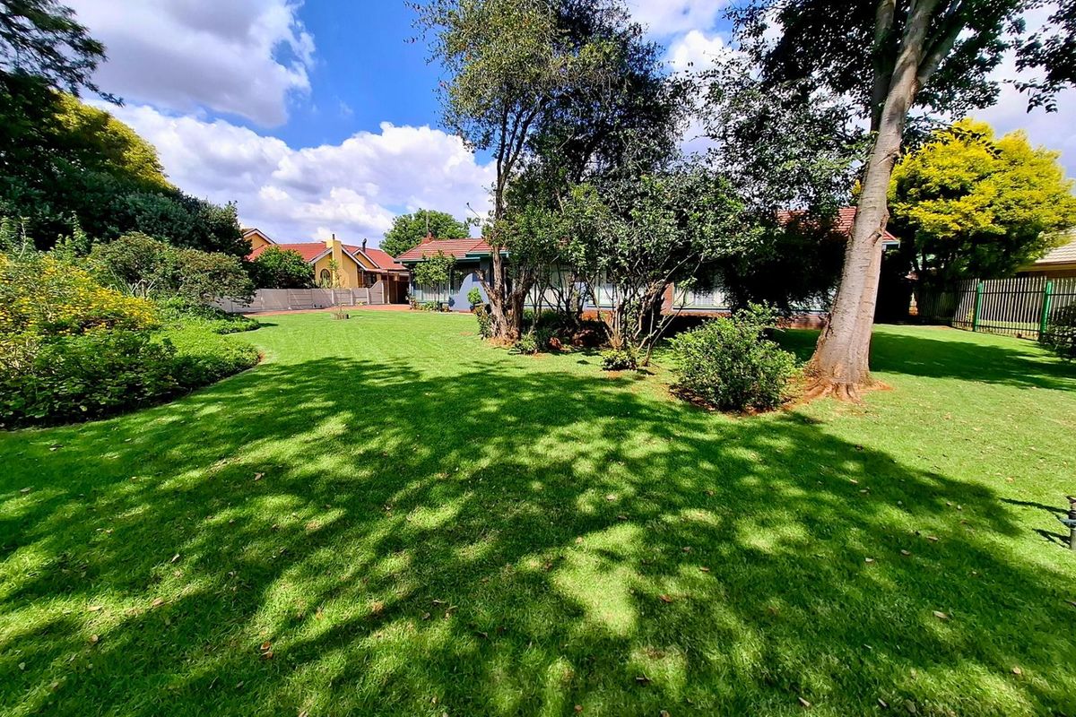 SOLE MANDATE - A HOME FILLED WITH SPACE, HEART and ENDLESS POTENTIAL IN KANONKOP - Photo 5