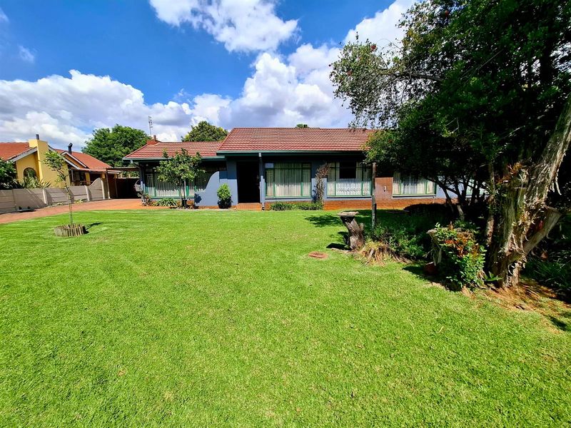 SOLE MANDATE - A HOME FILLED WITH SPACE, HEART and ENDLESS POTENTIAL IN KANONKOP - Photo 3