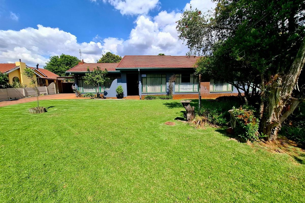 SOLE MANDATE - A HOME FILLED WITH SPACE, HEART and ENDLESS POTENTIAL IN KANONKOP - Photo 3