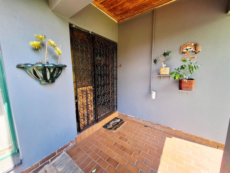 SOLE MANDATE - A HOME FILLED WITH SPACE, HEART and ENDLESS POTENTIAL IN KANONKOP - Photo 6