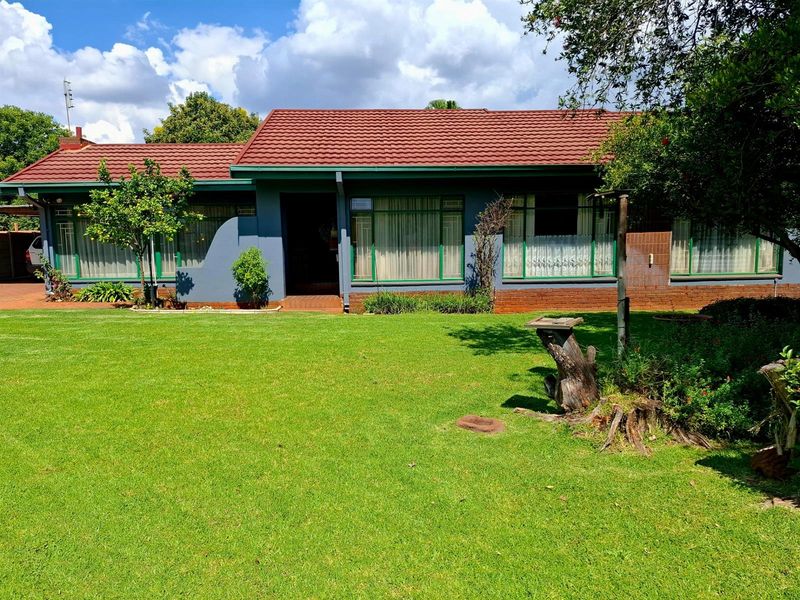 SOLE MANDATE - A HOME FILLED WITH SPACE, HEART and ENDLESS POTENTIAL IN KANONKOP - Photo 4