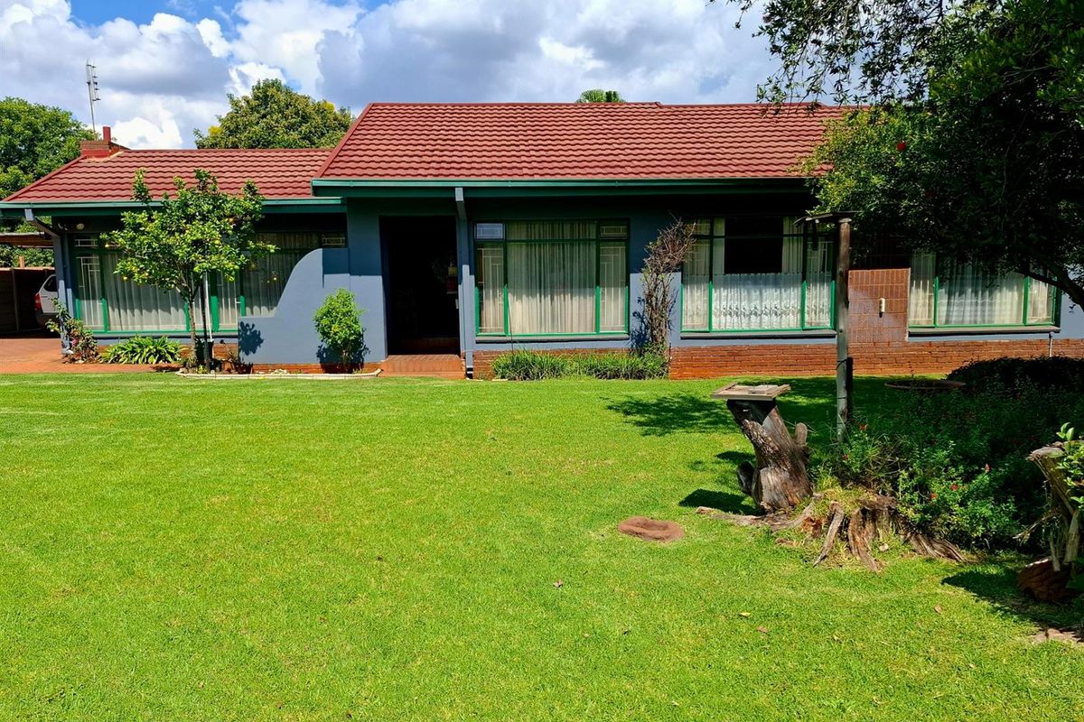 SOLE MANDATE - A HOME FILLED WITH SPACE, HEART and ENDLESS POTENTIAL IN KANONKOP - Photo 4