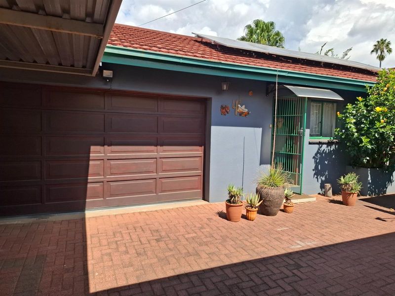 SOLE MANDATE - A HOME FILLED WITH SPACE, HEART and ENDLESS POTENTIAL IN KANONKOP - Photo 2