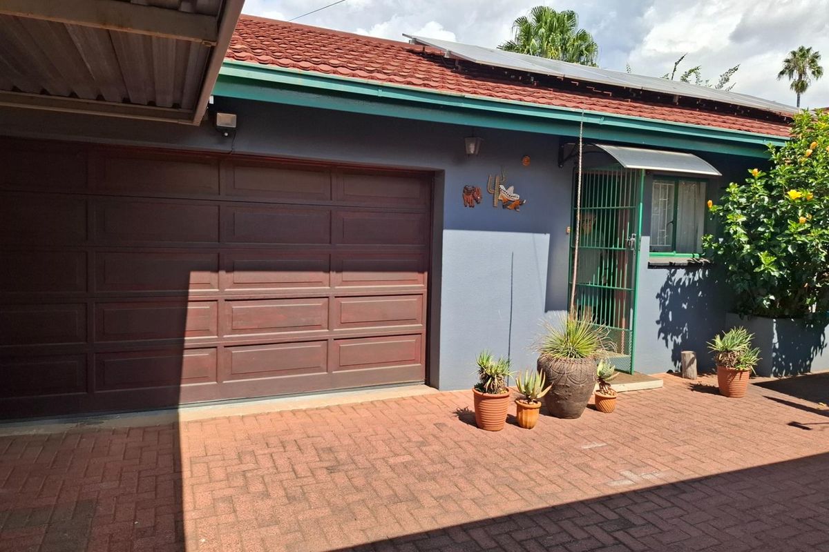 SOLE MANDATE - A HOME FILLED WITH SPACE, HEART and ENDLESS POTENTIAL IN KANONKOP - Photo 2