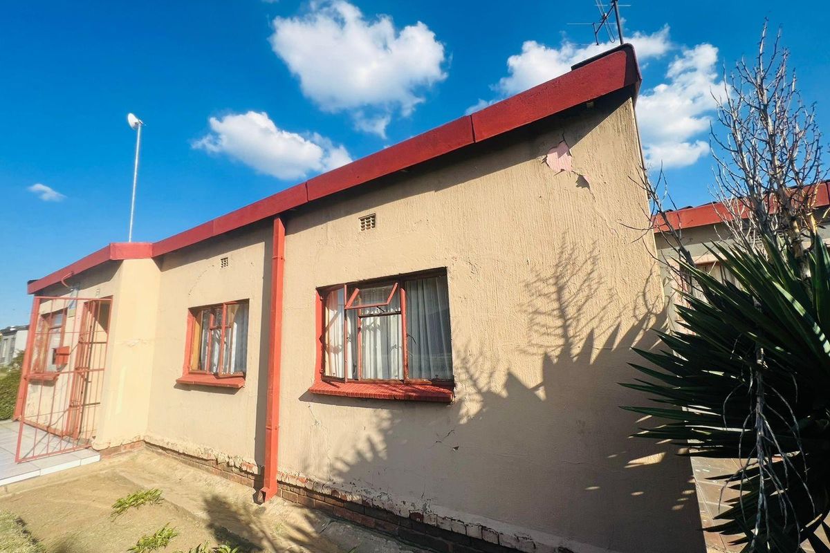 House For Sale in Zamdela, Sasolburg - Photo 2