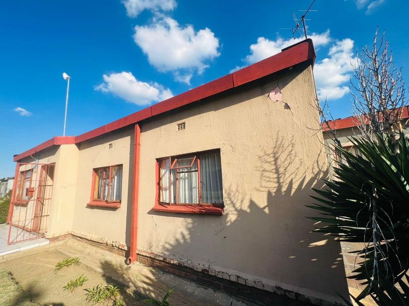 House For Sale in Zamdela, Sasolburg - Photo 1