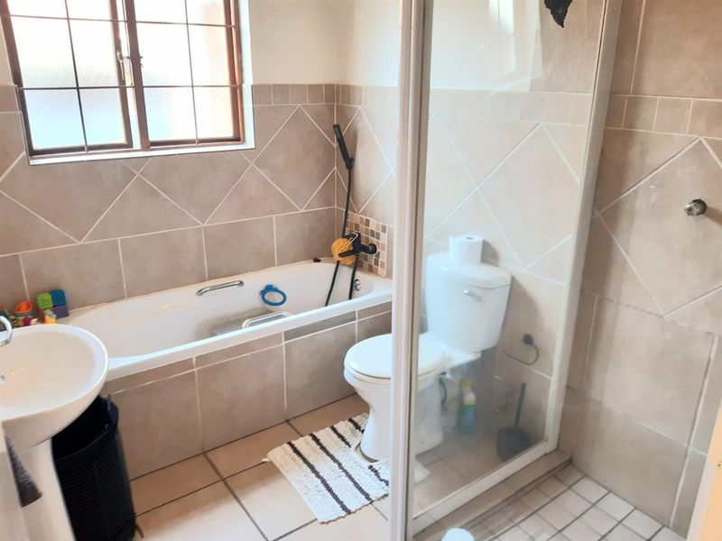 3 bedroom, 2 bathroom with pool - Sharonlea in secure Estate - Photo 7