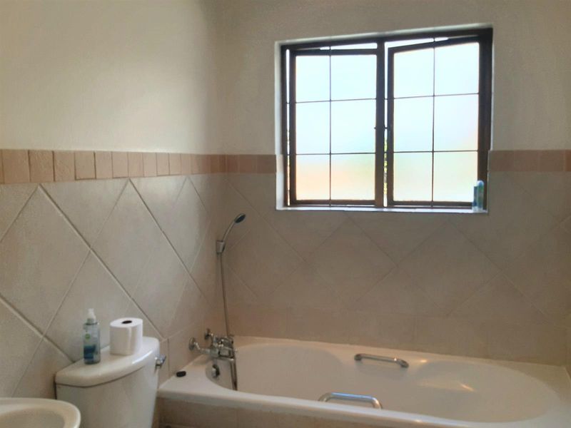 3 bedroom, 2 bathroom with pool - Sharonlea in secure Estate - Photo 9