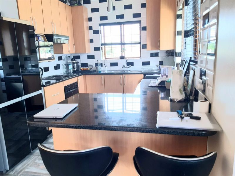 3 bedroom, 2 bathroom with pool - Sharonlea in secure Estate - Photo 3