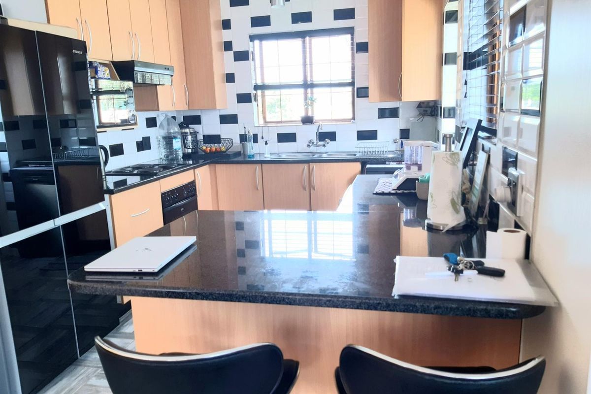 3 bedroom, 2 bathroom with pool - Sharonlea in secure Estate - Photo 3